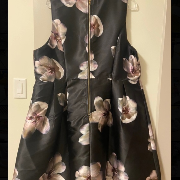 Beautiful floral Forever 21 dress - Picture 2 of 4